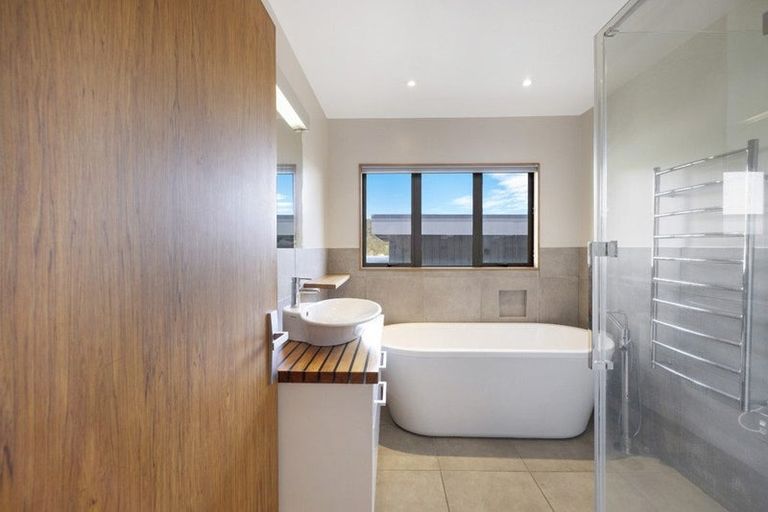 Photo of property in 16 Trevor Terrace, Paremata, Porirua, 5024