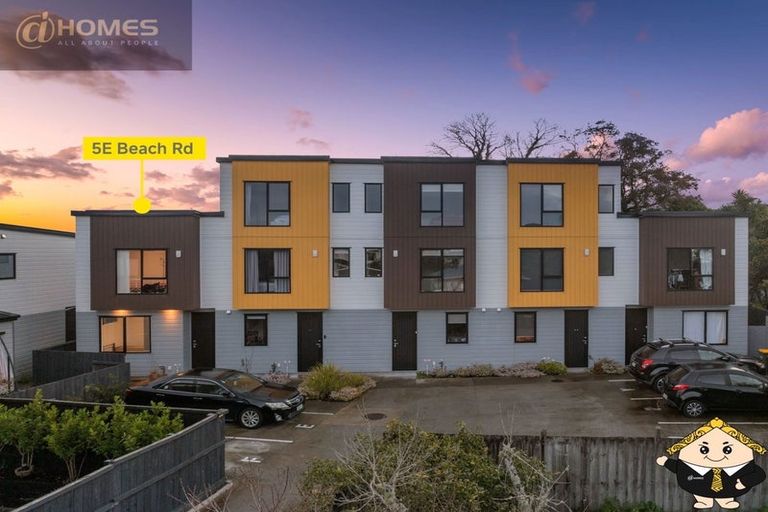 Photo of property in 5e Beach Road, Te Atatu Peninsula, 0610