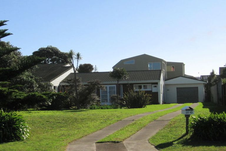 Photo of property in 10 Freyberg Crescent, Waikanae Beach, Waikanae, 5036