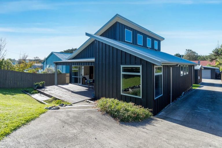 Photo of property in 6 Kent Avenue, Waitarere Beach, Levin, 5510