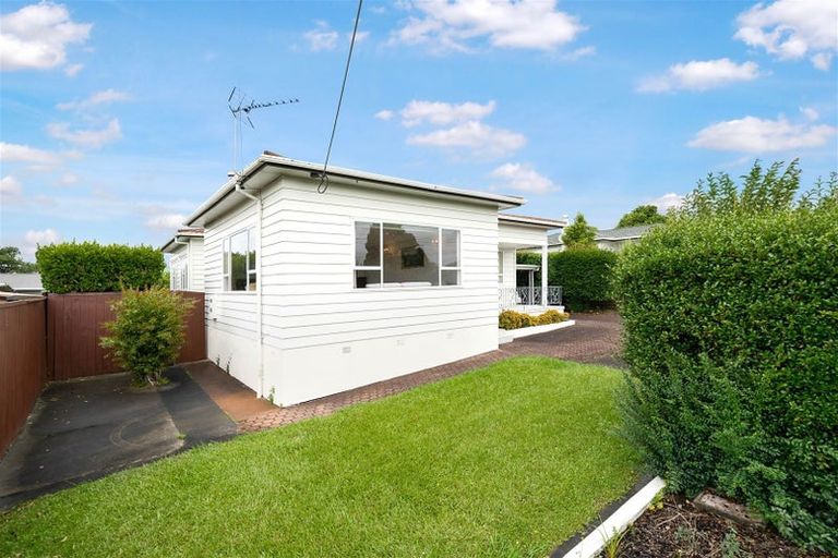 Photo of property in 81 Lynwood Road, New Lynn, Auckland, 0600