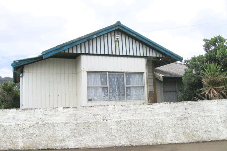 Photo of property in 80 Apu Crescent, Lyall Bay, Wellington, 6022