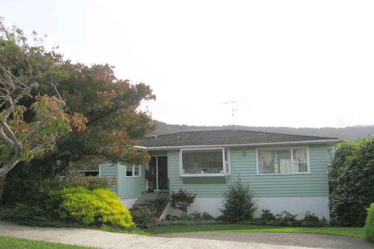Photo of property in 7 Saint Catherines Terrace, Tawa, Wellington, 5028