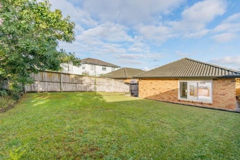 Photo of property in 32 Hugh Green Drive, Pinehill, Auckland, 0632