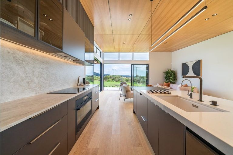 Photo of property in 43 Paekakariki Hill Road, Pauatahanui, Porirua, 5381