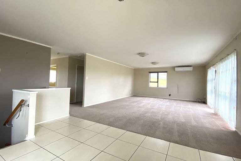 Photo of property in 1/10 Sumich Place, West Harbour, Auckland, 0618