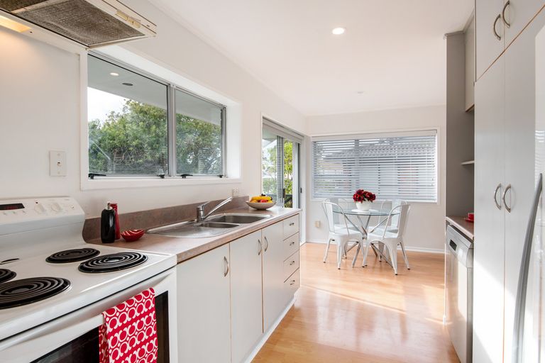Photo of property in 5 Palm Court Drive, Glen Eden, Auckland, 0602