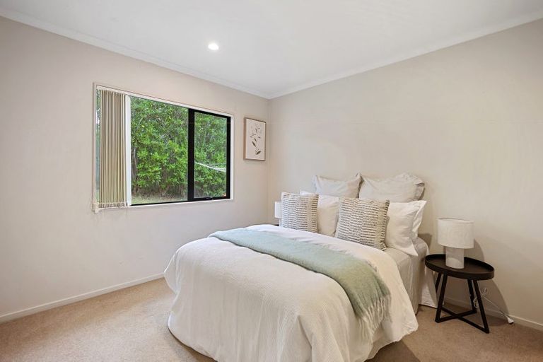 Photo of property in 16 Crimson Park, Oteha, Auckland, 0632