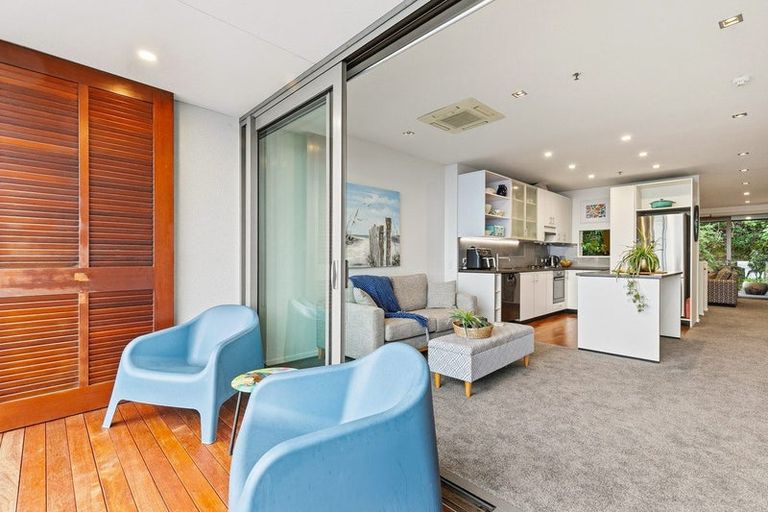 Photo of property in Patent 326 Apartments, 209s/326 Evans Bay Parade, Hataitai, Wellington, 6021