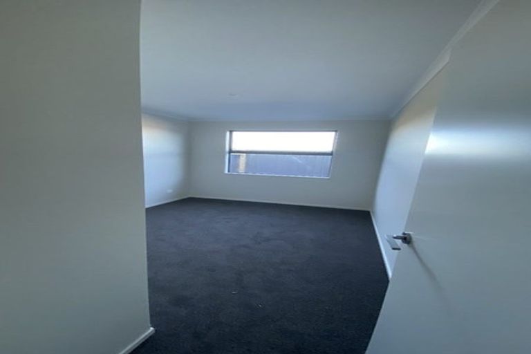 Photo of property in 30 Hammick Crescent, Pyes Pa, 3112