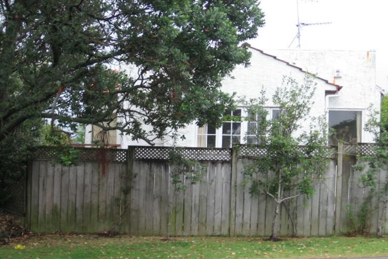 Photo of property in 1/21 Tirimoana Road, Te Atatu South, Auckland, 0602