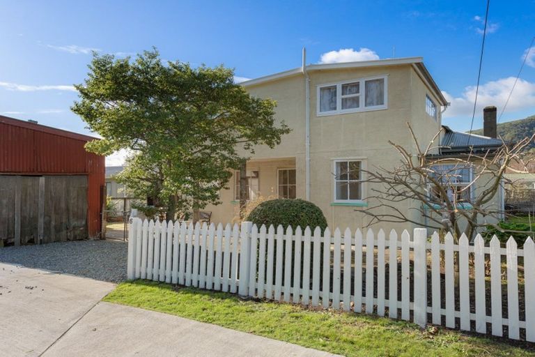 Photo of property in 6 Durham Street, Picton, 7220