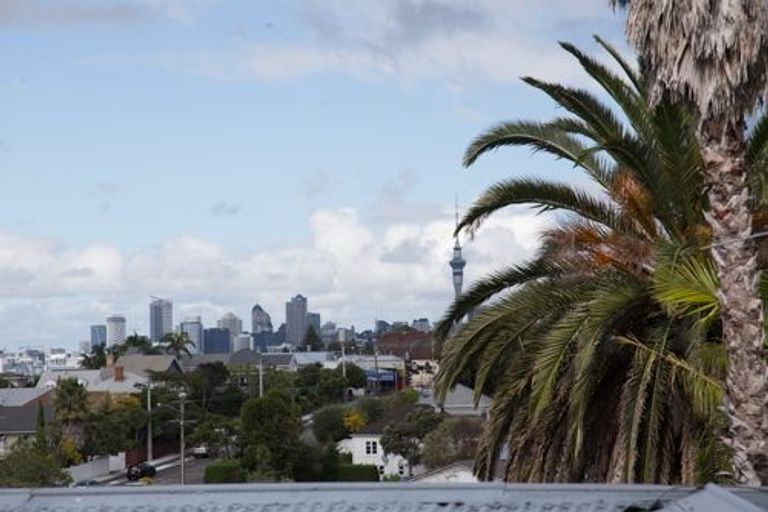 Photo of property in 194a Queen Street, Northcote Point, Auckland, 0627