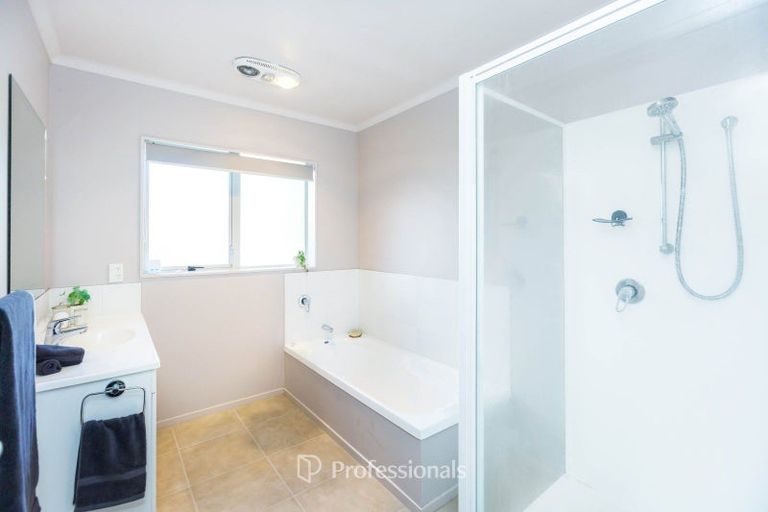 Photo of property in 10 Mcewen Crescent, Riverstone Terraces, Upper Hutt, 5018