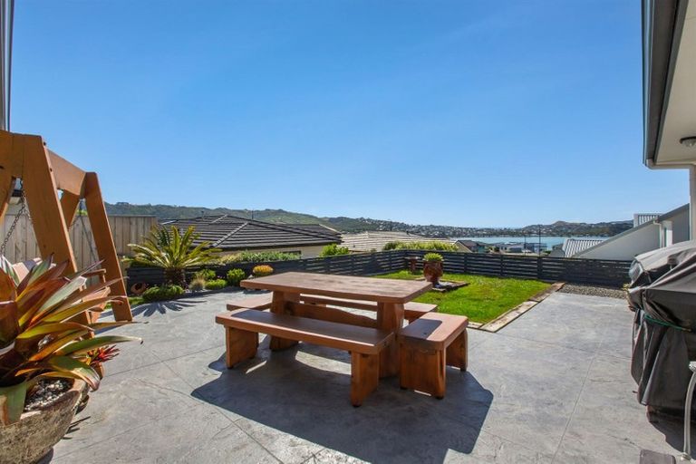 Photo of property in 86 Queen Charlotte Drive, Aotea, Porirua, 5024