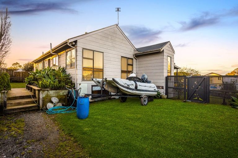 Photo of property in 24 Granville Drive, Massey, Auckland, 0614