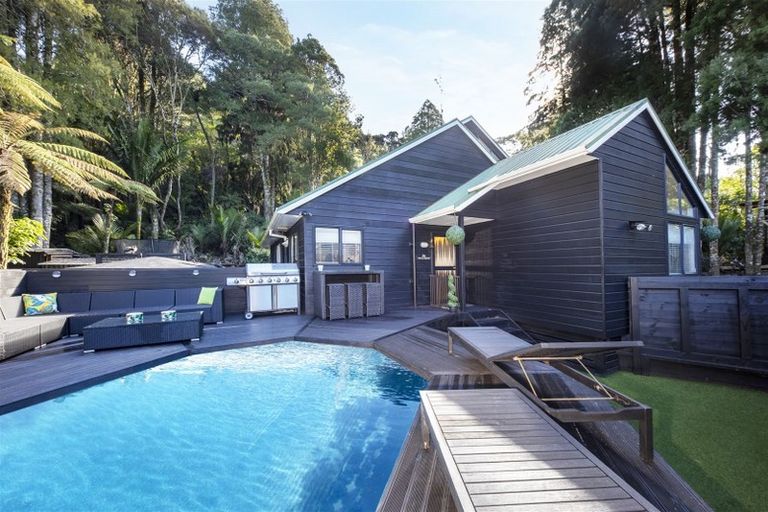 Photo of property in 422 Scenic Drive, Waiatarua, Auckland, 0612