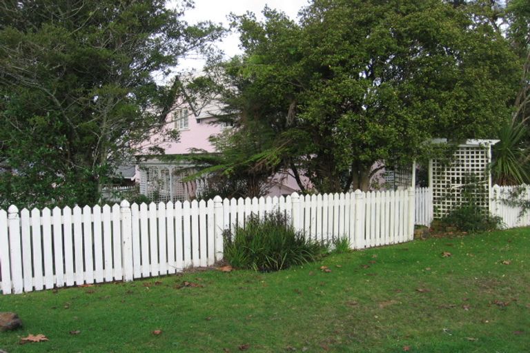 Photo of property in 15a Roland Road, Greenhithe, Auckland, 0632