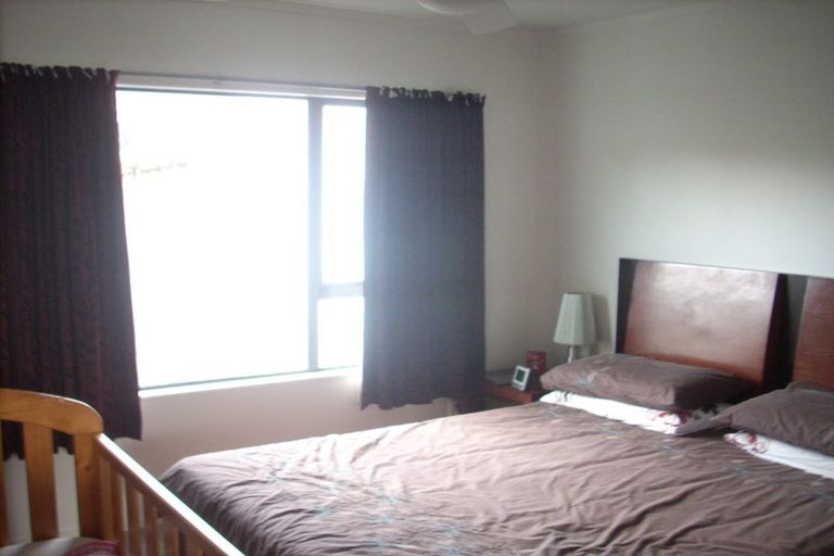 Photo of property in 2/6 Topliss Drive, Northcross, Auckland, 0632