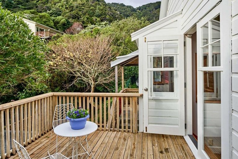Photo of property in 25 Rona Street, Eastbourne, Lower Hutt, 5013