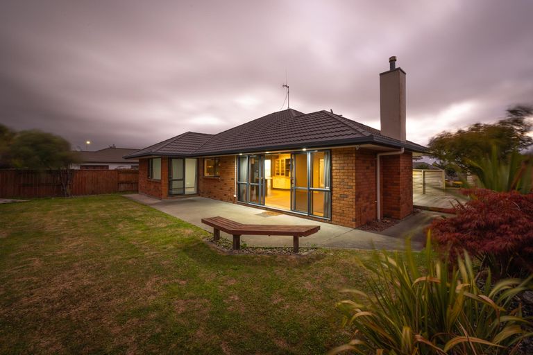 Photo of property in 12 Johnstone Drive, Fitzherbert, Palmerston North, 4410