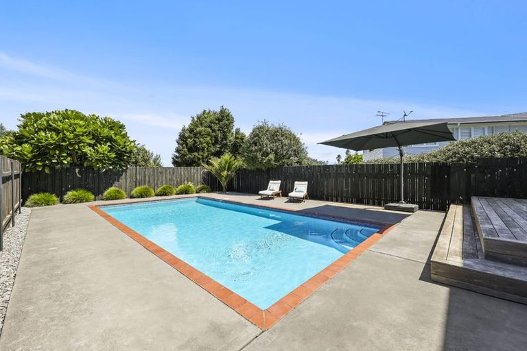 Photo of property in 109 Sandspit Road, Shelly Park, Auckland, 2014