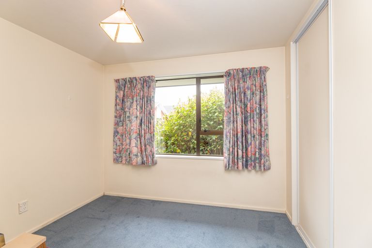 Photo of property in 2/215 Memorial Avenue, Burnside, Christchurch, 8053