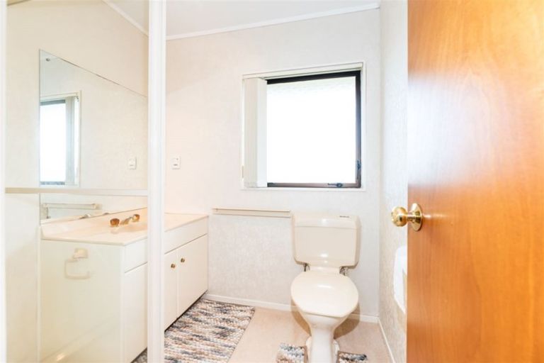 Photo of property in 2 Bosnyak Drive, Te Atatu South, Auckland, 0610