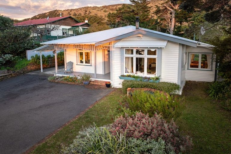 Photo of property in 72 Wellington Road, Paekakariki, 5034