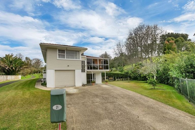 Photo of property in 21 Battle Place, Glenfield, Auckland, 0629