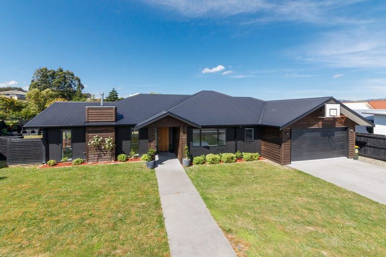 Photo of property in 5 D'urville Place, Kelvin Grove, Palmerston North, 4414