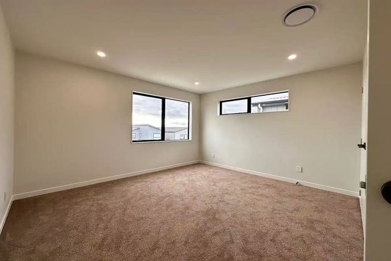 Photo of property in 21 Pohewa Road, Silverdale, 0932