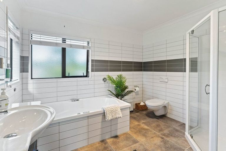 Photo of property in 5 Quadrant Heights, Paraparaumu, 5032