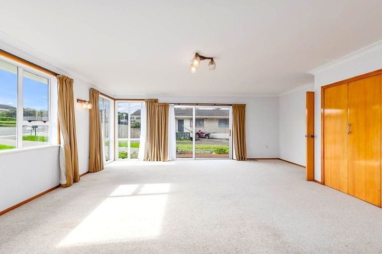 Photo of property in 235 Edmonton Road, Te Atatu South, Auckland, 0610