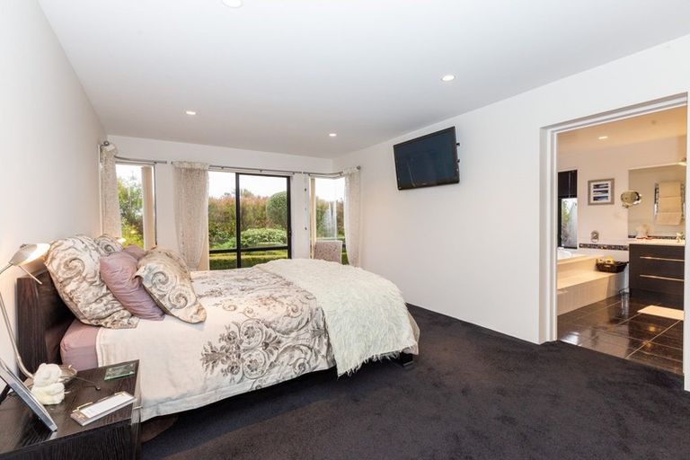 Photo of property in 30 Drayton Drive, Mount Pleasant, Christchurch, 8081