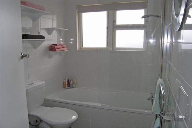 Photo of property in 2/1133 Fergusson Drive, Clouston Park, Upper Hutt, 5018