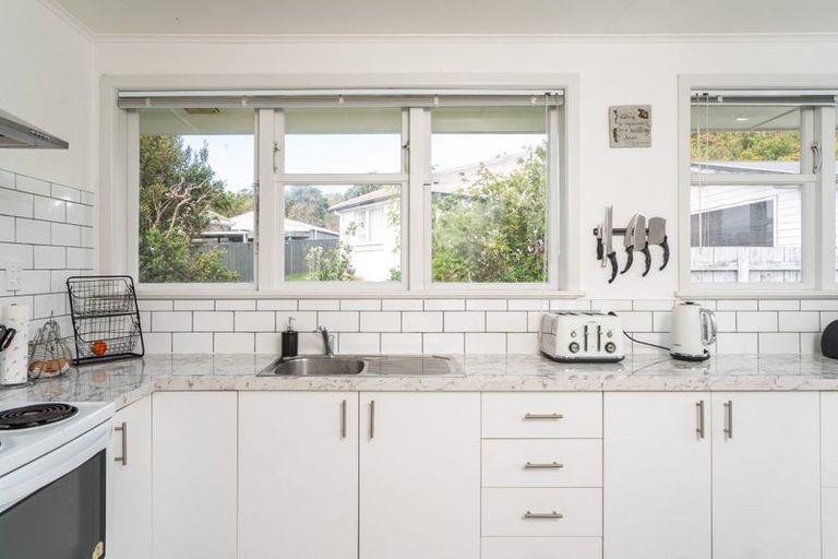 Photo of property in 30 Surprise Place, Cannons Creek, Porirua, 5024