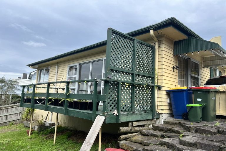 Photo of property in 1/207 East Coast Road, Castor Bay, Auckland, 0620