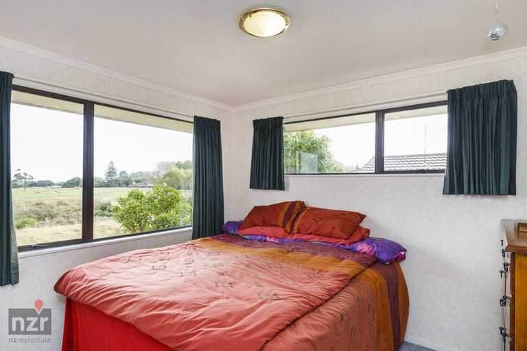 Photo of property in 35 Springdale Grove, Fitzherbert, Palmerston North, 4410