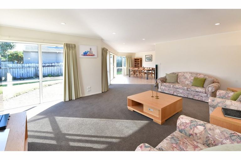 Photo of property in 168 Centreway Road, Orewa, 0931