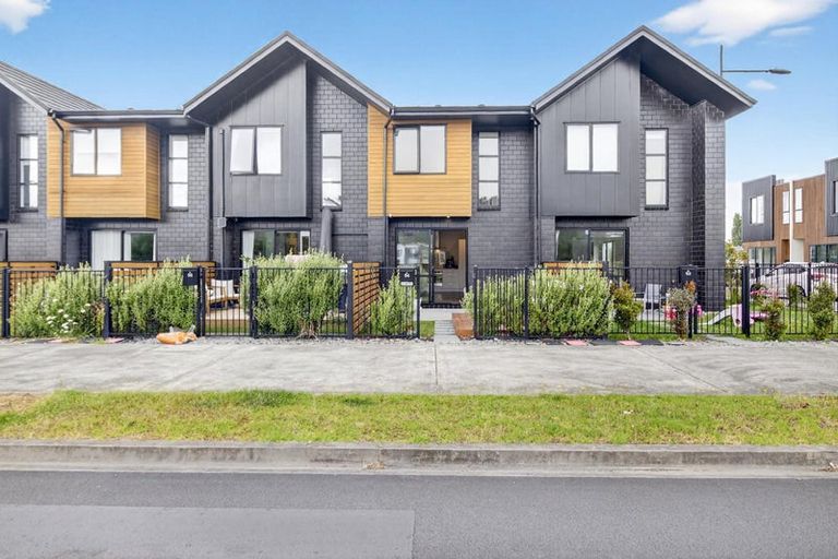 Photo of property in 54 Papatupu Way, Kumeu, 0810
