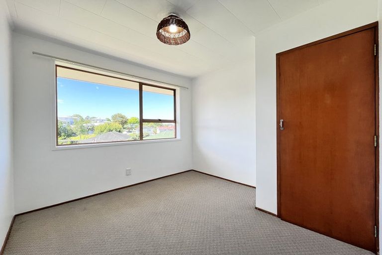 Photo of property in 28 Butterworth Drive, Glendene, Auckland, 0602