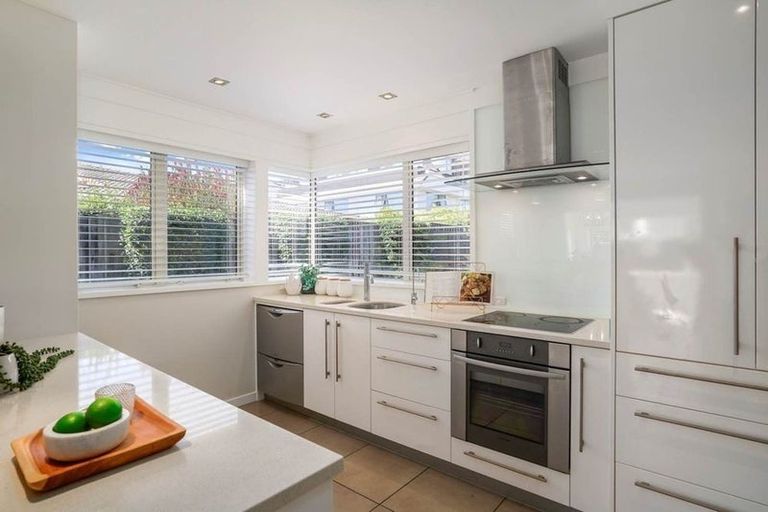 Photo of property in 2/57 Kitchener Road, Milford, Auckland, 0620