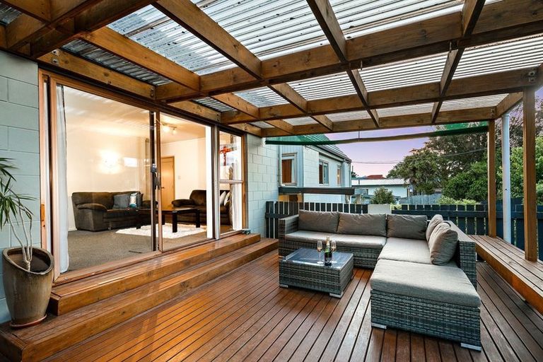 Photo of property in 85 Hobsonville Road, West Harbour, Auckland, 0618