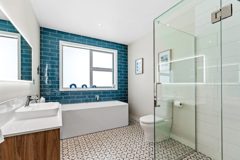 Photo of property in 5b Hobbs Road, Matakatia, Whangaparaoa, 0930