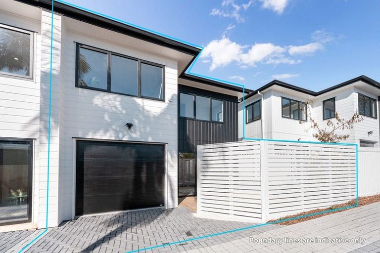 Photo of property in 15c Renata Crescent, Te Atatu Peninsula, Auckland, 0610
