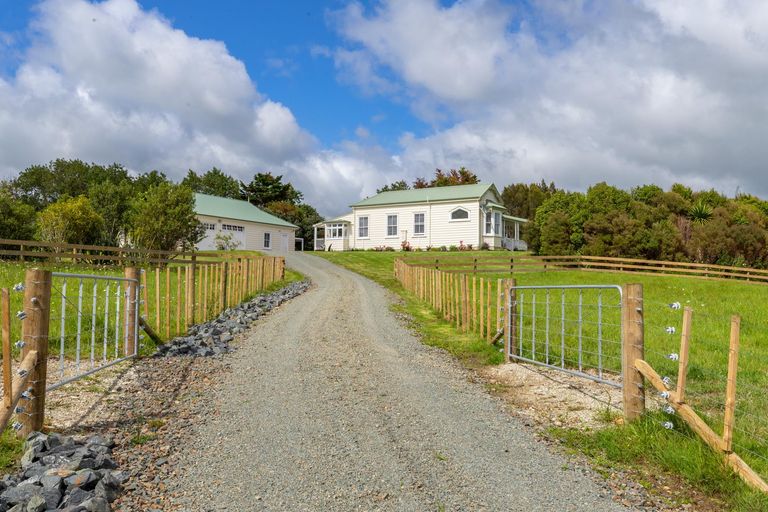 Photo of property in 73 Ranganui Road, Kaiwaka, 0573