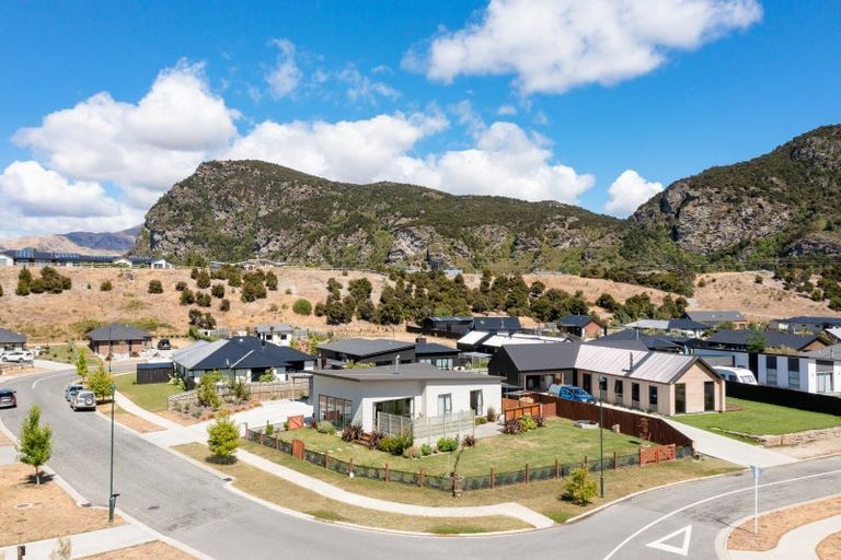 Photo of property in 8 Kingfisher Crescent, Albert Town, Wanaka, 9305