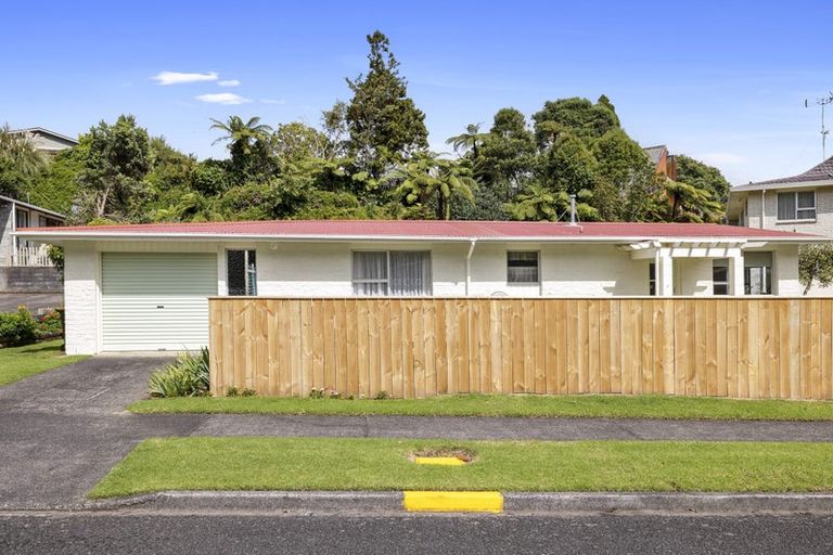 Photo of property in 1/12 Ambury Place, Merrilands, New Plymouth, 4312