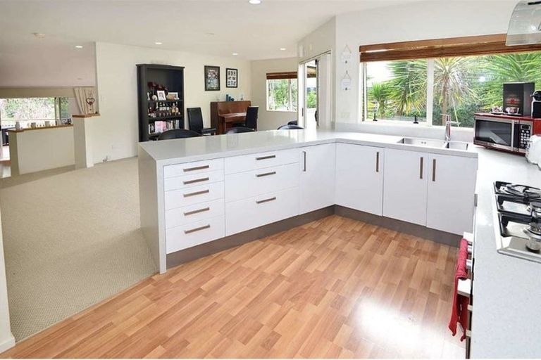 Photo of property in 31 Rifleman Rise, Unsworth Heights, Auckland, 0632